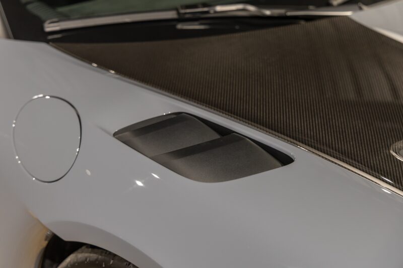 Entrées d'air sur le capot – PORSCHE – 718 Spyder RS – 2025 – Gris Arctique – 4 500 km – 500 ch – Flat 6 Atmo – Transmission : Sequentielle – Origine France – Privaty Cars – Recherche de supercars hors marché près de Poitiers