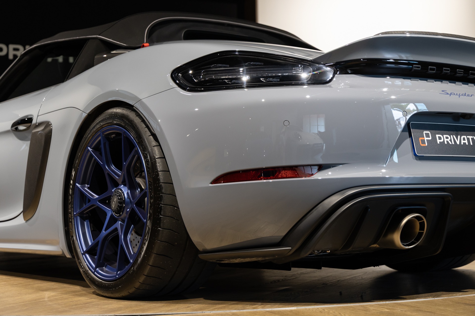 Carrosserie – PORSCHE – 718 Spyder RS – 2025 – Gris Arctique – 4 500 km – 500 ch – Flat 6 Atmo – Transmission : Sequentielle – Origine France – Privaty Cars – Vente de voitures de prestige d’occasion près de Niort