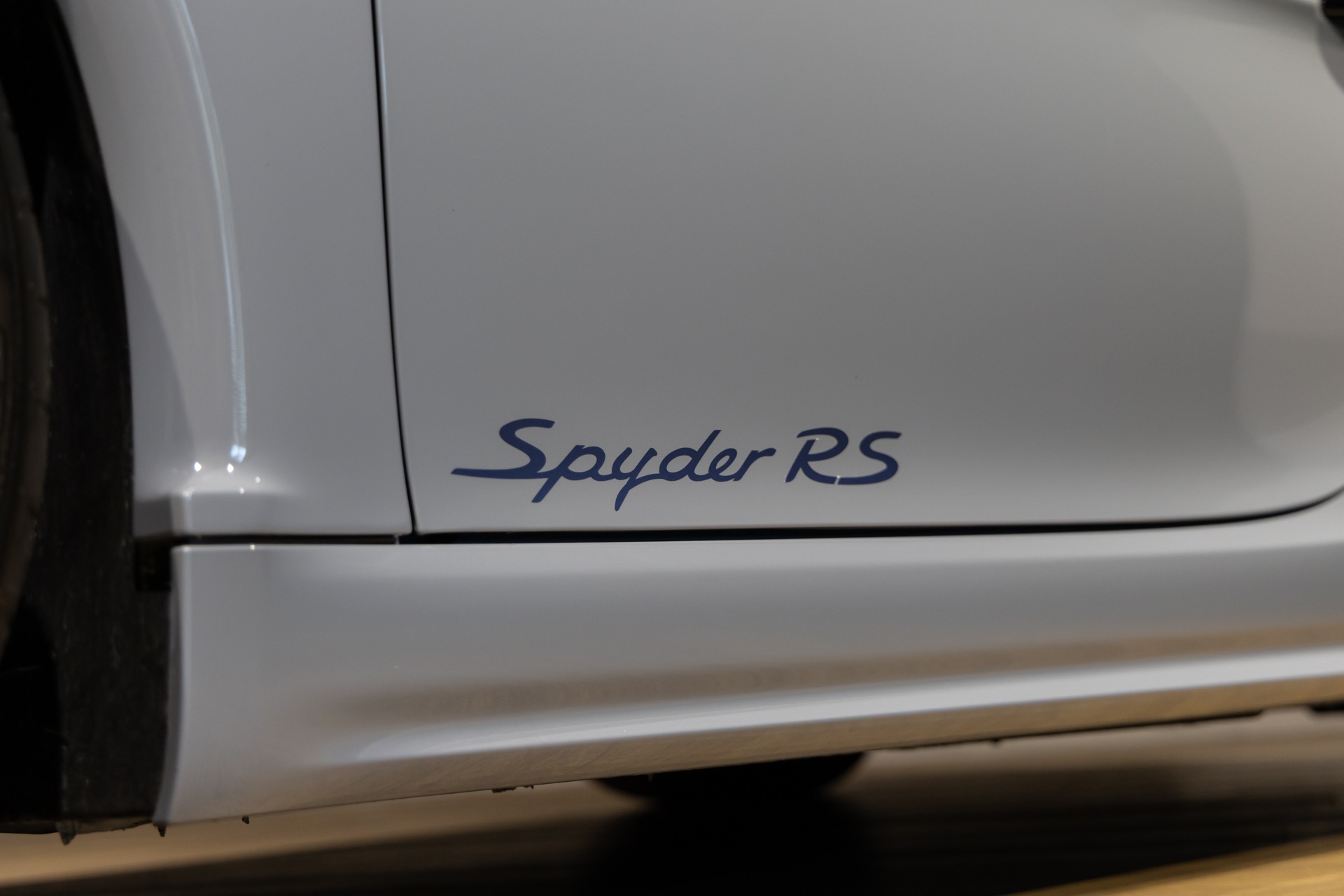 Carrosserie – PORSCHE – 718 Spyder RS – 2025 – Gris Arctique – 4 500 km – 500 ch – Flat 6 Atmo – Transmission : Sequentielle – Origine France – Privaty Cars – Dépôt-vente de voitures de sport et véhicules d’exception près de Niort