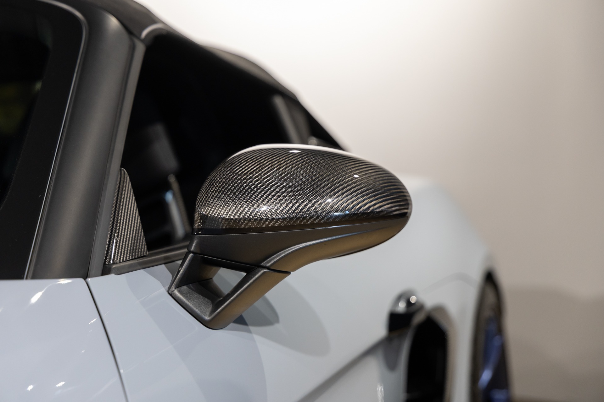 Carrosserie – PORSCHE – 718 Spyder RS – 2025 – Gris Arctique – 4 500 km – 500 ch – Flat 6 Atmo – Transmission : Sequentielle – Origine France – Privaty Cars – Négoce de véhicules GT et sportives d’exception entre Bordeaux et Nantes