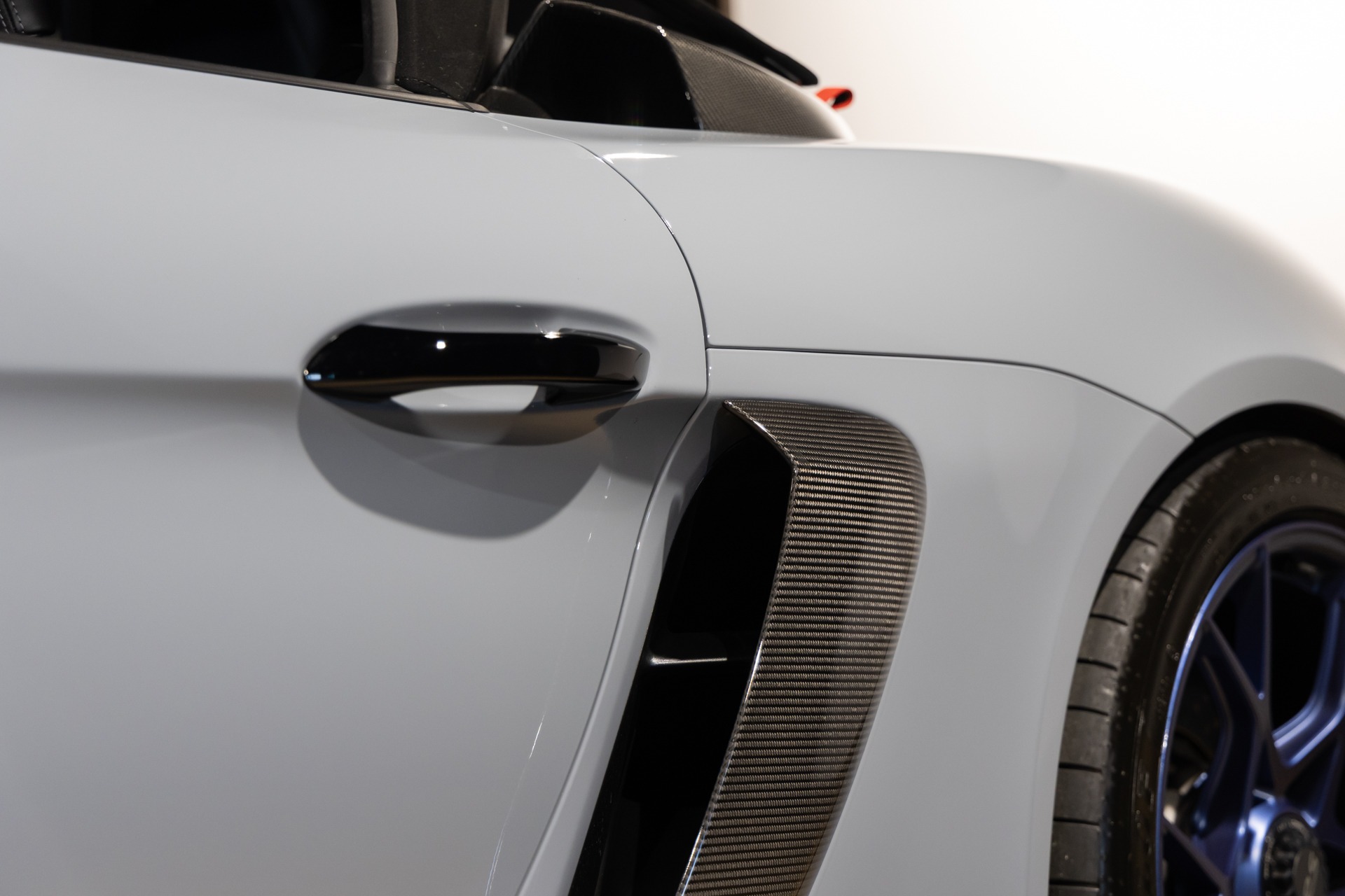 Carrosserie – PORSCHE – 718 Spyder RS – 2025 – Gris Arctique – 4 500 km – 500 ch – Flat 6 Atmo – Transmission : Sequentielle – Origine France – Privaty Cars – Achat et vente de véhicules PORSCHE d’occasion près de Poitiers