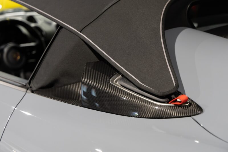 Carrosserie – PORSCHE – 718 Spyder RS – 2025 – Gris Arctique – 4 500 km – 500 ch – Flat 6 Atmo – Transmission : Sequentielle – Origine France – Privaty Cars – Commerce de voitures de sport luxe et premium dans l’Ouest de la France