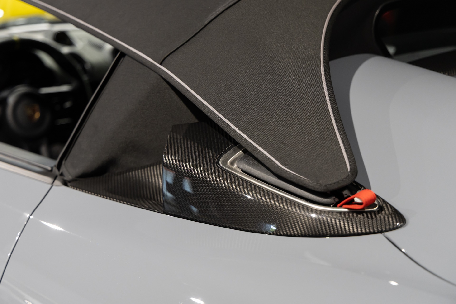 Carrosserie – PORSCHE – 718 Spyder RS – 2025 – Gris Arctique – 4 500 km – 500 ch – Flat 6 Atmo – Transmission : Sequentielle – Origine France – Privaty Cars – Commerce de voitures de sport luxe et premium dans l’Ouest de la France