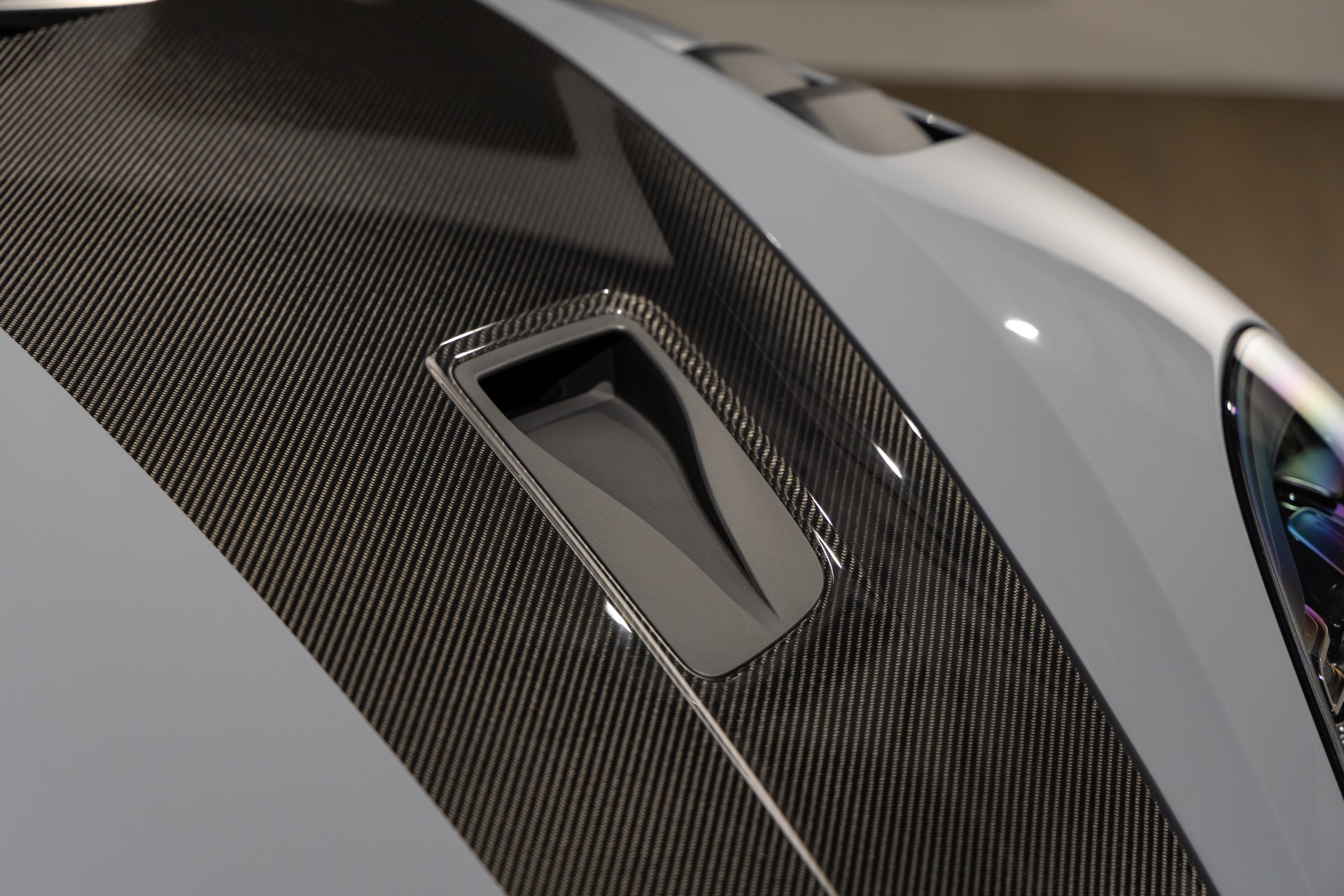 Carrosserie – PORSCHE – 718 Spyder RS – 2025 – Gris Arctique – 4 500 km – 500 ch – Flat 6 Atmo – Transmission : Sequentielle – Origine France – Privaty Cars – Expert des sportives d’occasion haut de gamme près de Niort