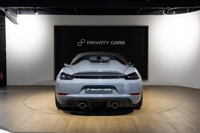 Vue arrière avec double sortie d'échappement – PORSCHE – 718 Spyder RS – 2025 – Gris Arctique – 4 500 km – 500 ch – Flat 6 Atmo – Transmission : Sequentielle – Origine France – Privaty Cars – Courtage automobile pour véhicules exclusifs près de Niort