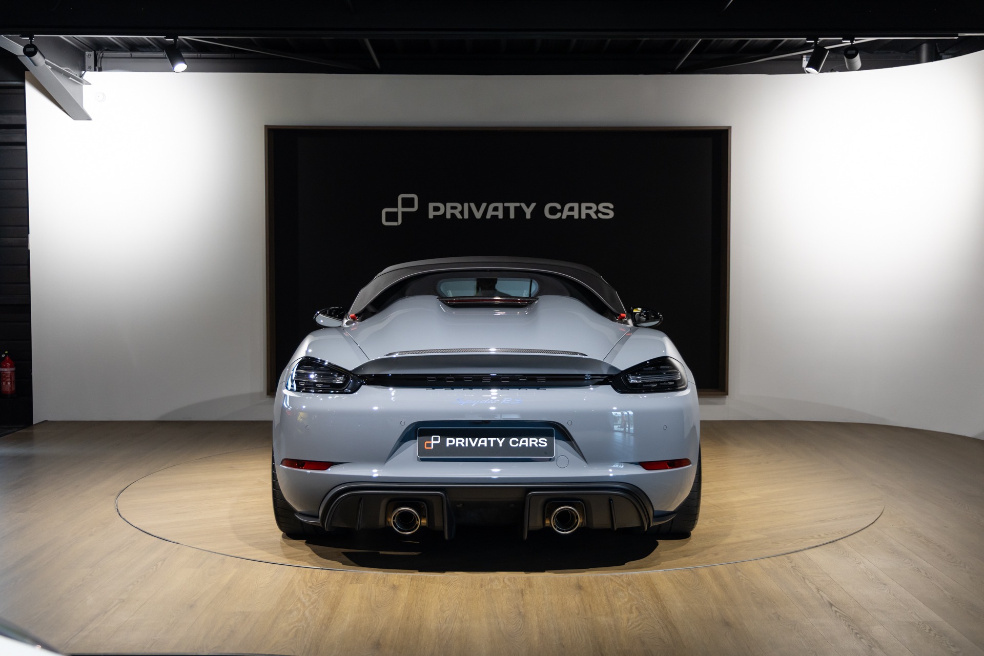 Vue arrière avec double sortie d'échappement – PORSCHE – 718 Spyder RS – 2025 – Gris Arctique – 4 500 km – 500 ch – Flat 6 Atmo – Transmission : Sequentielle – Origine France – Privaty Cars – Courtage automobile pour véhicules exclusifs près de Niort