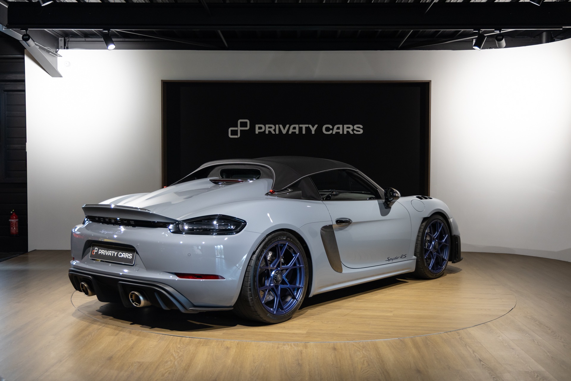 Extérieur – PORSCHE – 718 Spyder RS – 2025 – Gris Arctique – 4 500 km – 500 ch – Flat 6 Atmo – Transmission : Sequentielle – Origine France – Privaty Cars – Service de courtage et recherche automobile premium entre Bordeaux et Nantes