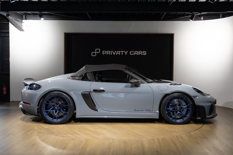 Jante alliage bleu avec rayons multiples – PORSCHE – 718 Spyder RS – 2025 – Gris Arctique – 4 500 km – 500 ch – Flat 6 Atmo – Transmission : Sequentielle – Origine France – Privaty Cars – Estimation et rachat de véhicules haut de gamme en Nouvelle-Aquitaine