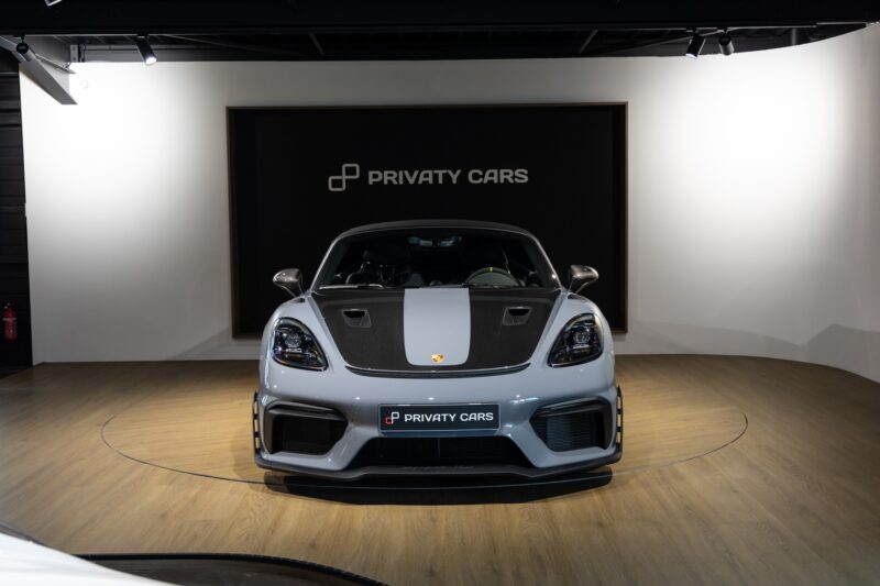 Extérieur – PORSCHE – 718 Spyder RS – 2025 – Gris Arctique – 4 500 km – 500 ch – Flat 6 Atmo – Transmission : Sequentielle – Origine France – Privaty Cars – Négoce de véhicules GT et sportives d’exception dans l’Ouest de la France