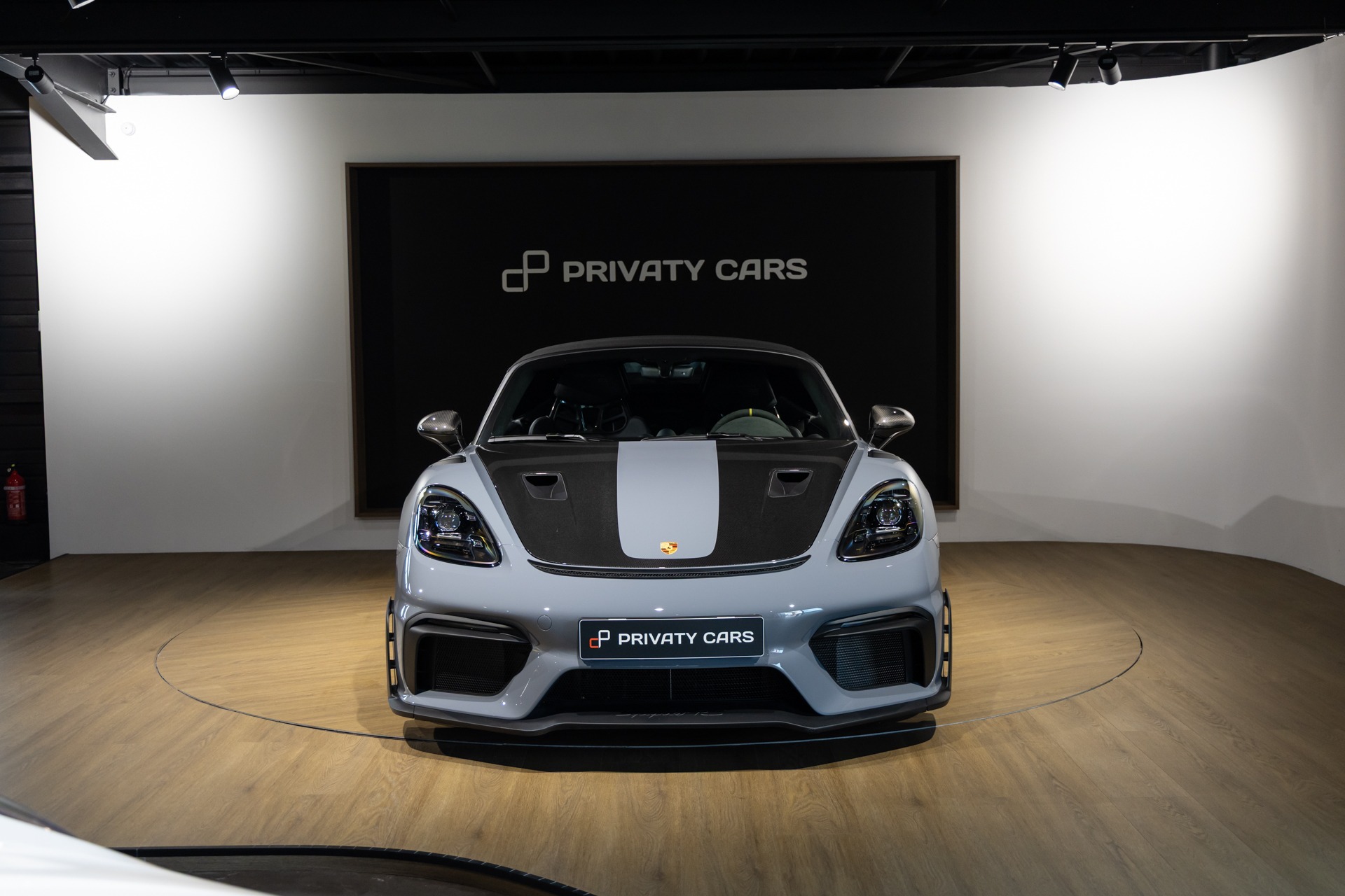 Extérieur – PORSCHE – 718 Spyder RS – 2025 – Gris Arctique – 4 500 km – 500 ch – Flat 6 Atmo – Transmission : Sequentielle – Origine France – Privaty Cars – Négoce de véhicules GT et sportives d’exception dans l’Ouest de la France