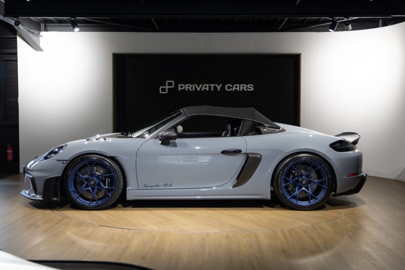 Jante alliage bleu avec pneus sport – PORSCHE – 718 Spyder RS – 2025 – Gris Arctique – 4 500 km – 500 ch – Flat 6 Atmo – Transmission : Sequentielle – Origine France – Privaty Cars – Sélection de véhicules PORSCHE disponibles à 2 heures de Paris en TGV
