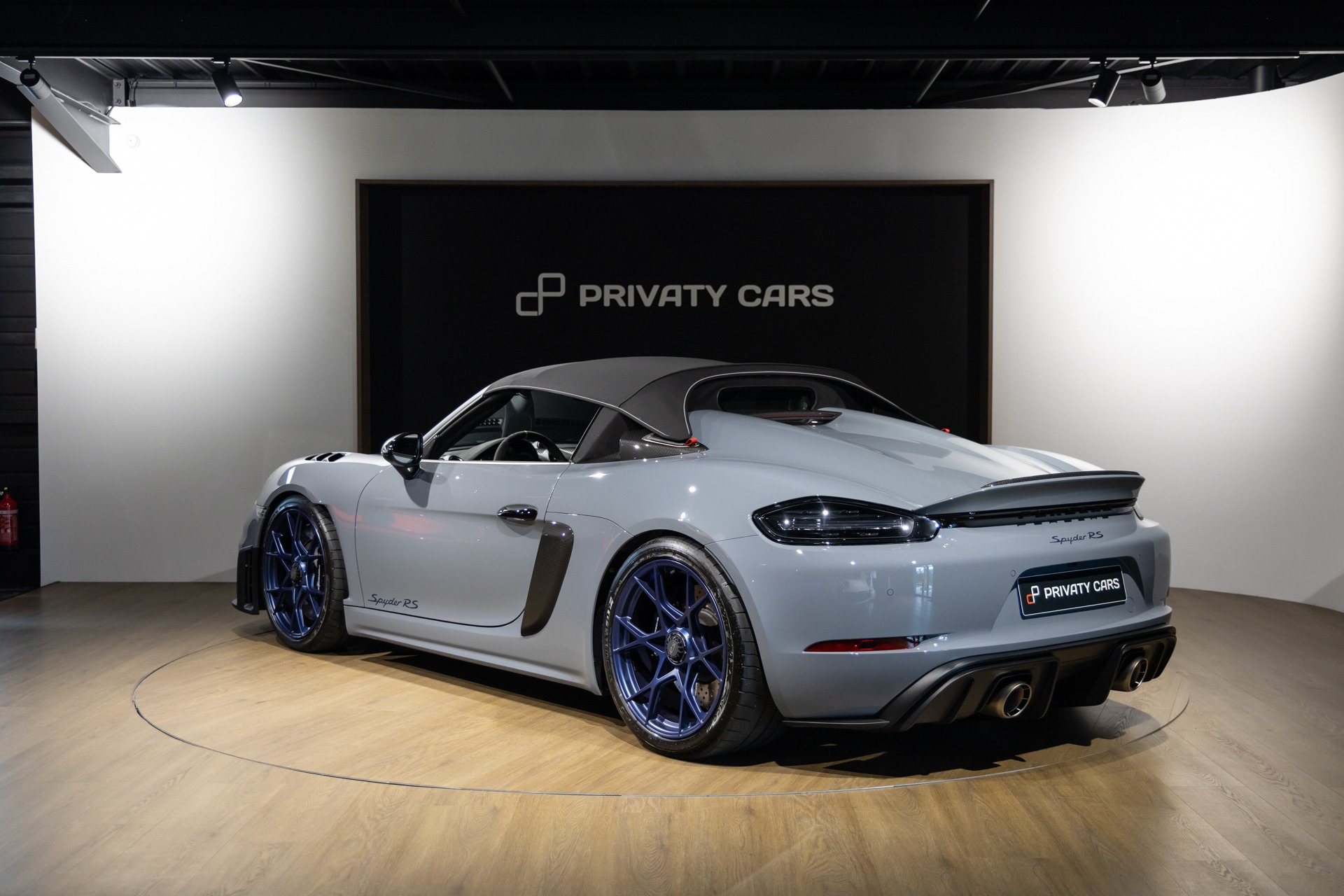 Jante alliage bleu avec pneus larges – PORSCHE – 718 Spyder RS – 2025 – Gris Arctique – 4 500 km – 500 ch – Flat 6 Atmo – Transmission : Sequentielle – Origine France – Privaty Cars – Rachat immédiat de véhicules de prestige en Nouvelle-Aquitaine