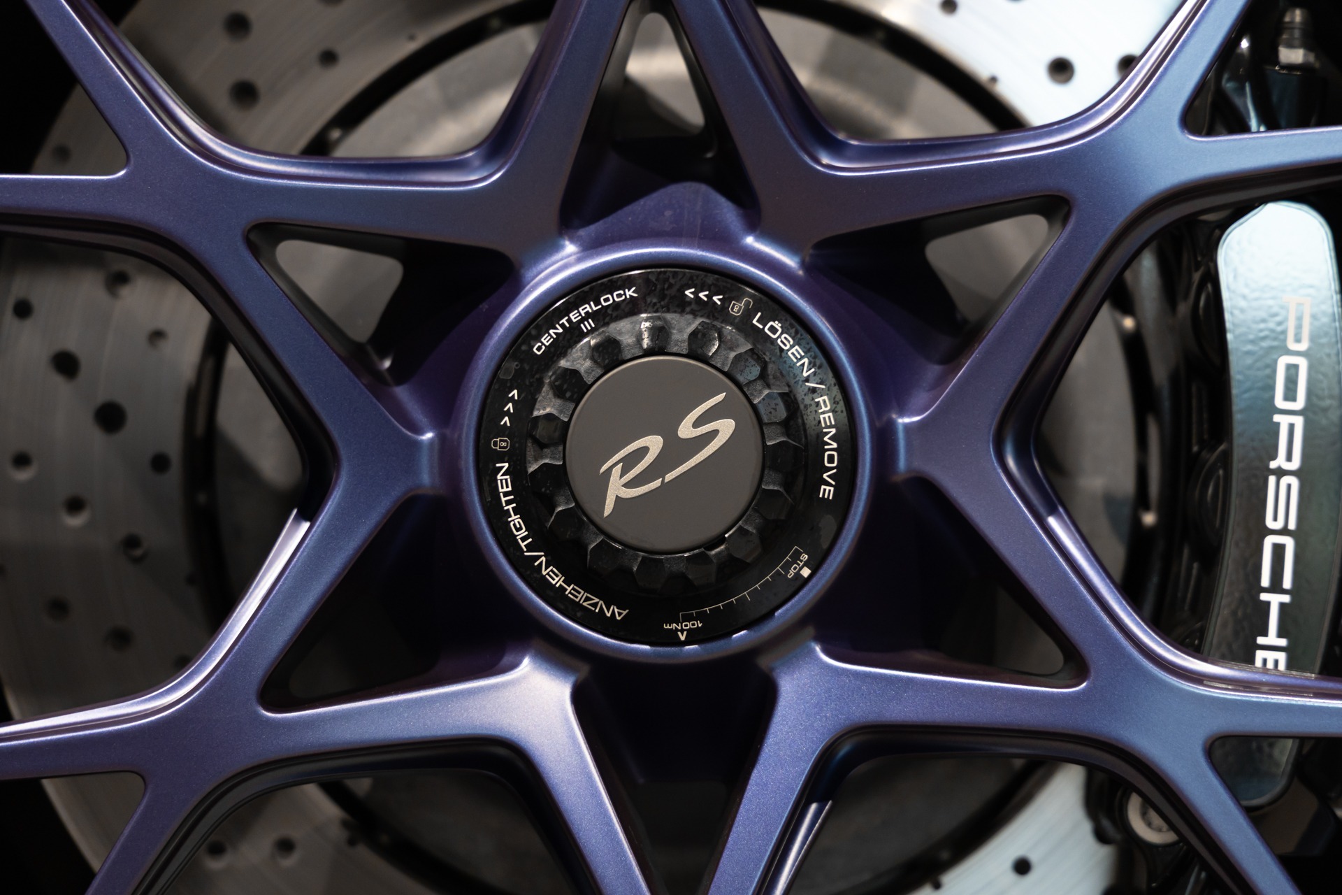 Jantes – PORSCHE – 718 Spyder RS – 2025 – Gris Arctique – 4 500 km – 500 ch – Flat 6 Atmo – Transmission : Sequentielle – Origine France – Privaty Cars – Achat et vente de supercars d’occasion dans l’Ouest de la France