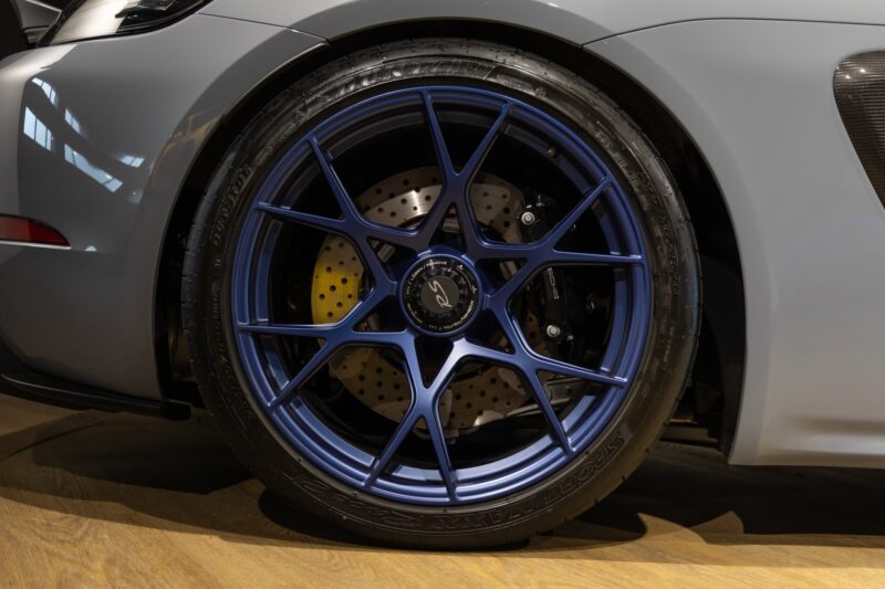 Jantes – PORSCHE – 718 Spyder RS – 2025 – Gris Arctique – 4 500 km – 500 ch – Flat 6 Atmo – Transmission : Sequentielle – Origine France – Privaty Cars – Spécialiste PORSCHE d’occasion en Charente-Maritime