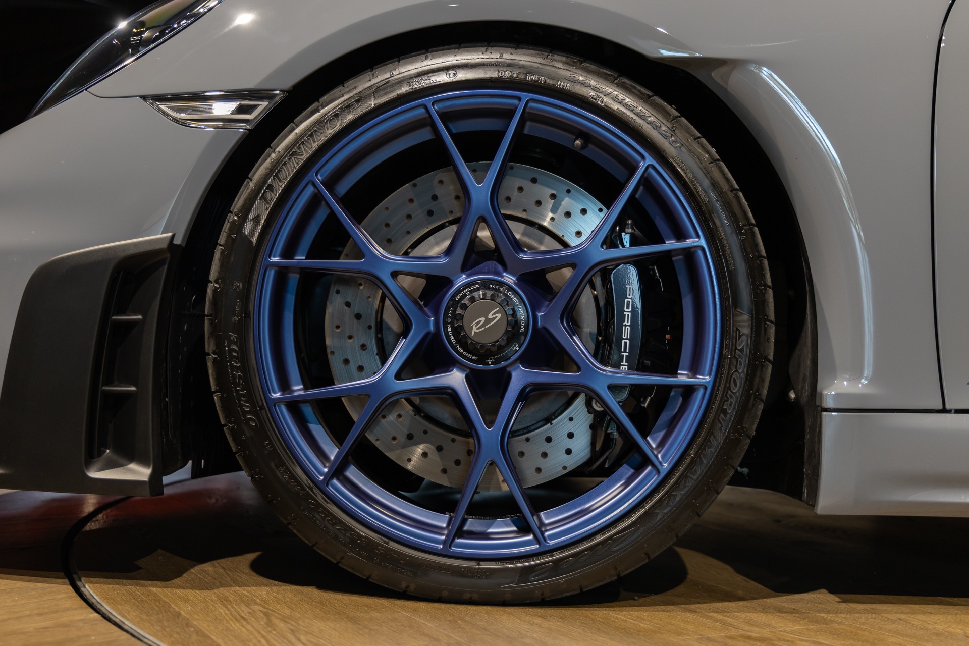 Jantes – PORSCHE – 718 Spyder RS – 2025 – Gris Arctique – 4 500 km – 500 ch – Flat 6 Atmo – Transmission : Sequentielle – Origine France – Privaty Cars – Achat et vente de voitures de luxe d’occasion près de Poitiers