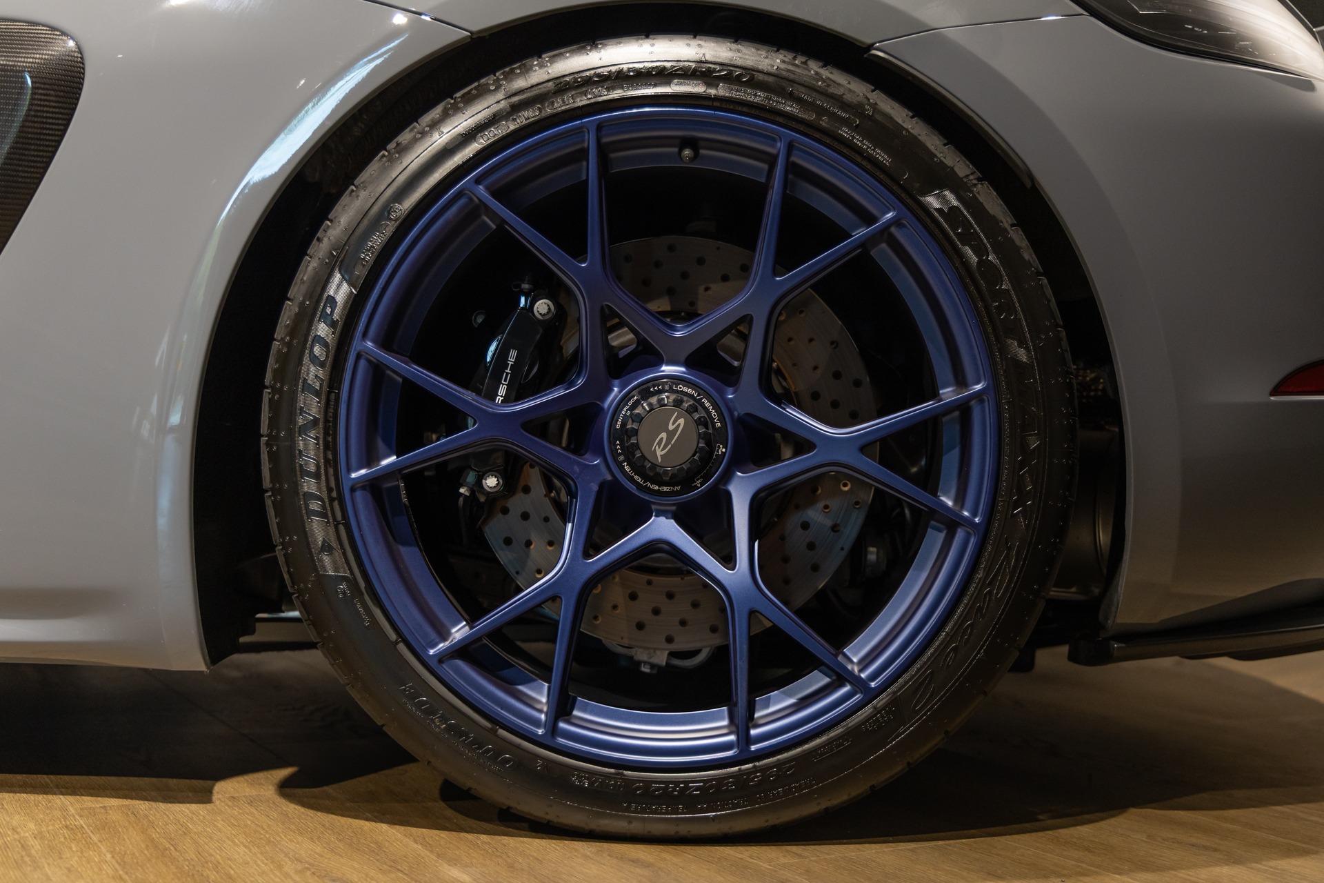 Jantes – PORSCHE – 718 Spyder RS – 2025 – Gris Arctique – 4 500 km – 500 ch – Flat 6 Atmo – Transmission : Sequentielle – Origine France – Privaty Cars – Rachat cash de voitures de sport d’occasion à 2 heures de Paris en TGV