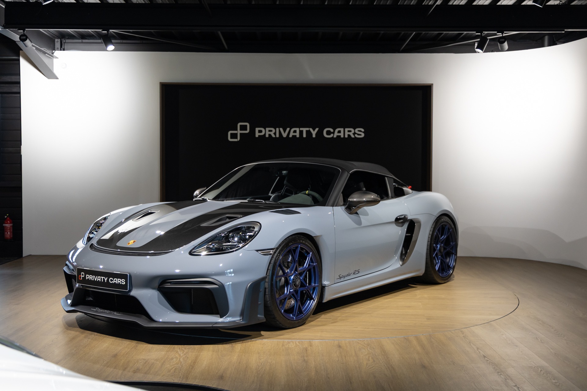 À vendre – PORSCHE – 718 Spyder RS – 2025 – Gris Arctique – 4 500 km – 500 ch – Flat 6 Atmo – Transmission : Sequentielle – Photo principale – Origine France – Privaty Cars – Chasseur de voitures de sport sur mesure proche de Bordeaux