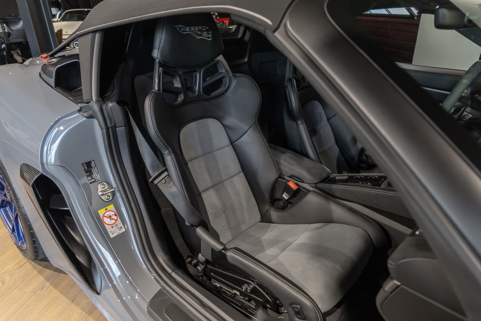 Sièges – PORSCHE – 718 Spyder RS – 2025 – Gris Arctique – 4 500 km – 500 ch – Flat 6 Atmo – Transmission : Sequentielle – Origine France – Privaty Cars – Sélection de véhicules PORSCHE disponibles à 2 heures de Paris en TGV