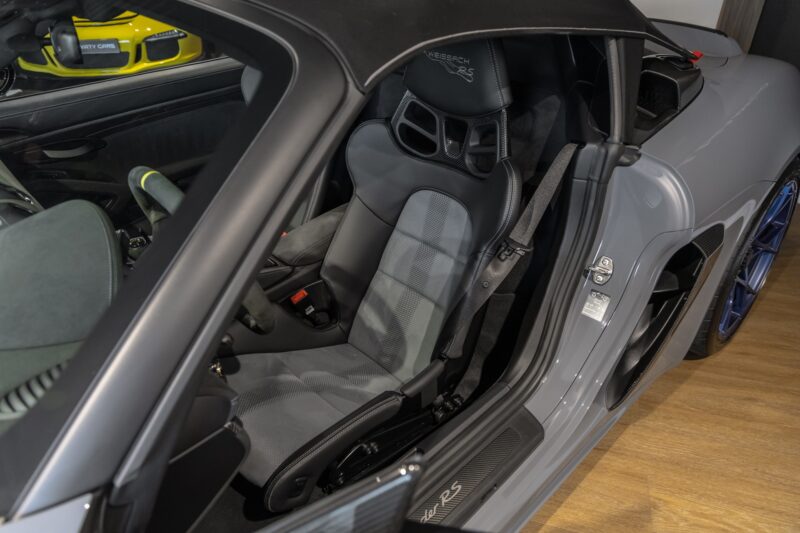 Sièges baquets en cuir – PORSCHE – 718 Spyder RS – 2025 – Gris Arctique – 4 500 km – 500 ch – Flat 6 Atmo – Transmission : Sequentielle – Origine France – Privaty Cars – Reprise cash de voitures de luxe sans obligation d’achat près de Poitiers