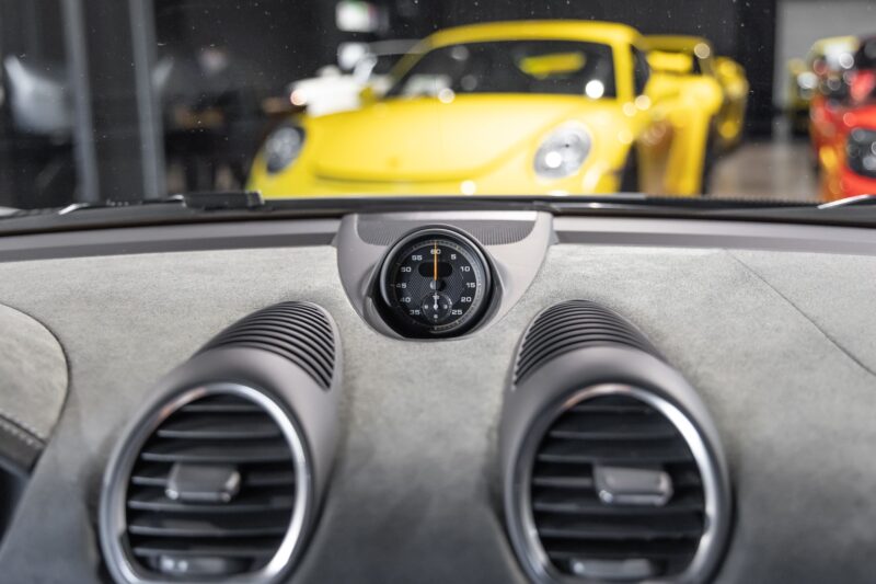 Tableau de bord – PORSCHE – 718 Spyder RS – 2025 – Gris Arctique – 4 500 km – 500 ch – Flat 6 Atmo – Transmission : Sequentielle – Origine France – Privaty Cars – Expert des voitures de prestige d’occasion proche de Nantes