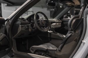 Tableau de bord – PORSCHE – 718 Spyder RS – 2025 – Gris Arctique – 4 500 km – 500 ch – Flat 6 Atmo – Transmission : Sequentielle – Origine France – Privaty Cars – Sélection de véhicules PORSCHE disponibles entre Bordeaux et Nantes
