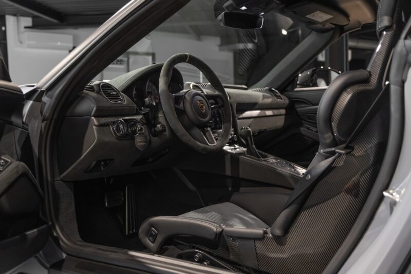 Tableau de bord – PORSCHE – 718 Spyder RS – 2025 – Gris Arctique – 4 500 km – 500 ch – Flat 6 Atmo – Transmission : Sequentielle – Origine France – Privaty Cars – Sélection de véhicules PORSCHE disponibles entre Bordeaux et Nantes
