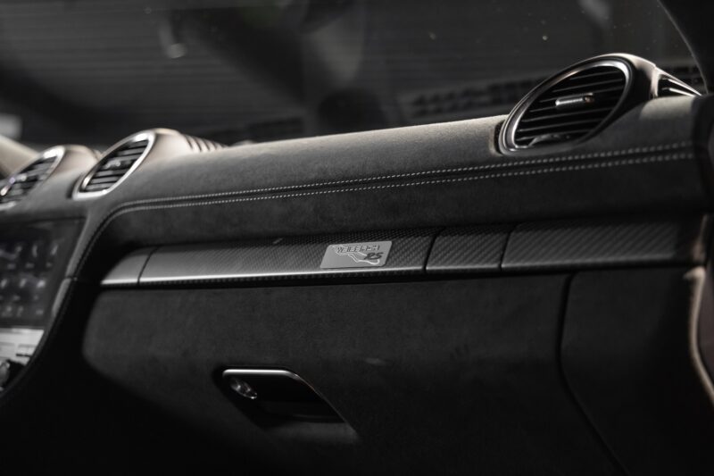 Tableau de bord en alcantara – PORSCHE – 718 Spyder RS – 2025 – Gris Arctique – 4 500 km – 500 ch – Flat 6 Atmo – Transmission : Sequentielle – Origine France – Privaty Cars – Courtage automobile pour véhicules exclusifs à La Rochelle