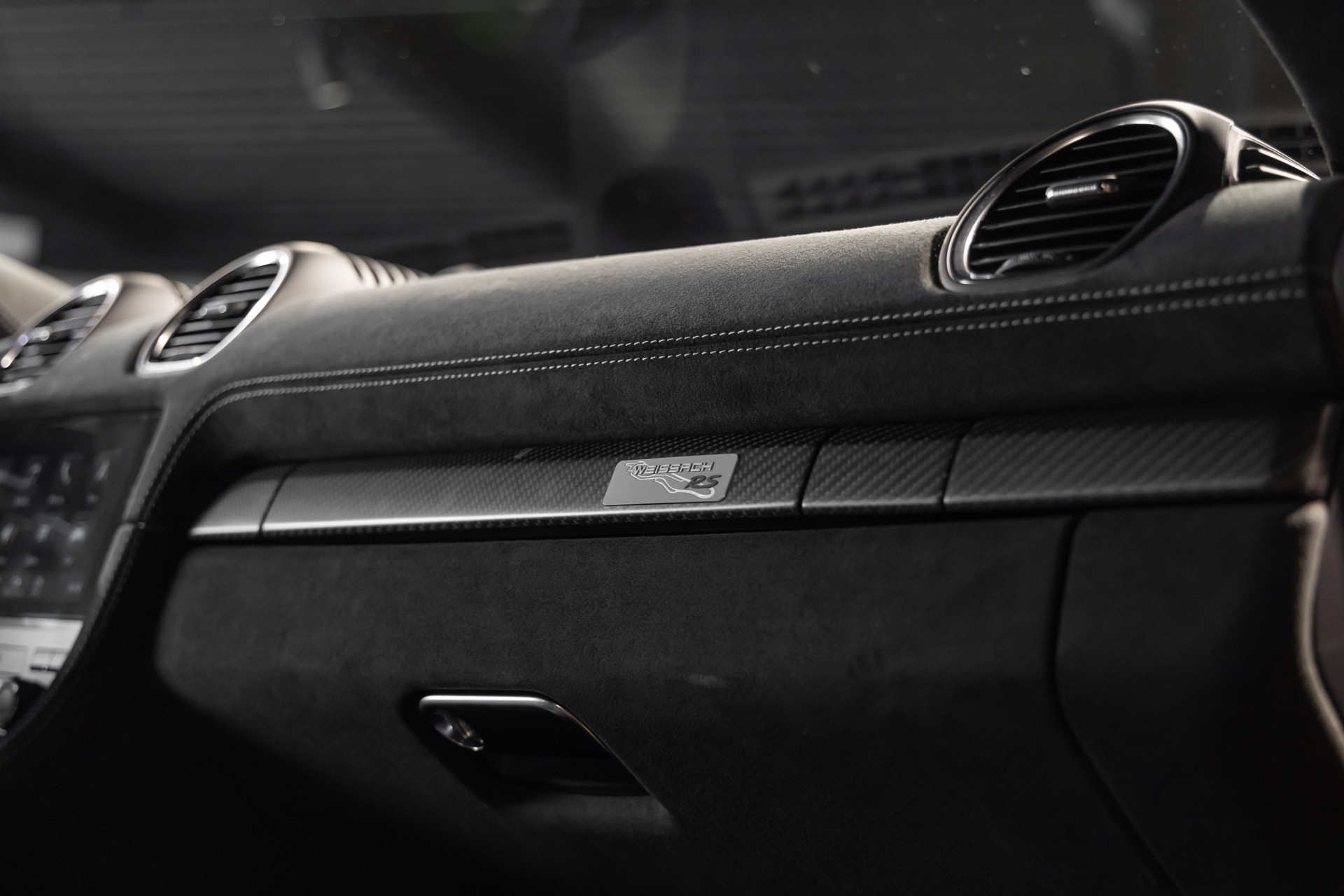 Tableau de bord en alcantara – PORSCHE – 718 Spyder RS – 2025 – Gris Arctique – 4 500 km – 500 ch – Flat 6 Atmo – Transmission : Sequentielle – Origine France – Privaty Cars – Courtage automobile pour véhicules exclusifs à La Rochelle