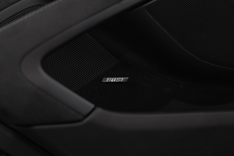 Haut-parleur intégré avec logo – PORSCHE – 718 Spyder RS – 2025 – Gris Arctique – 4 500 km – 500 ch – Flat 6 Atmo – Transmission : Sequentielle – Origine France – Privaty Cars – Spécialiste des voitures de sport d’occasion en Nouvelle-Aquitaine