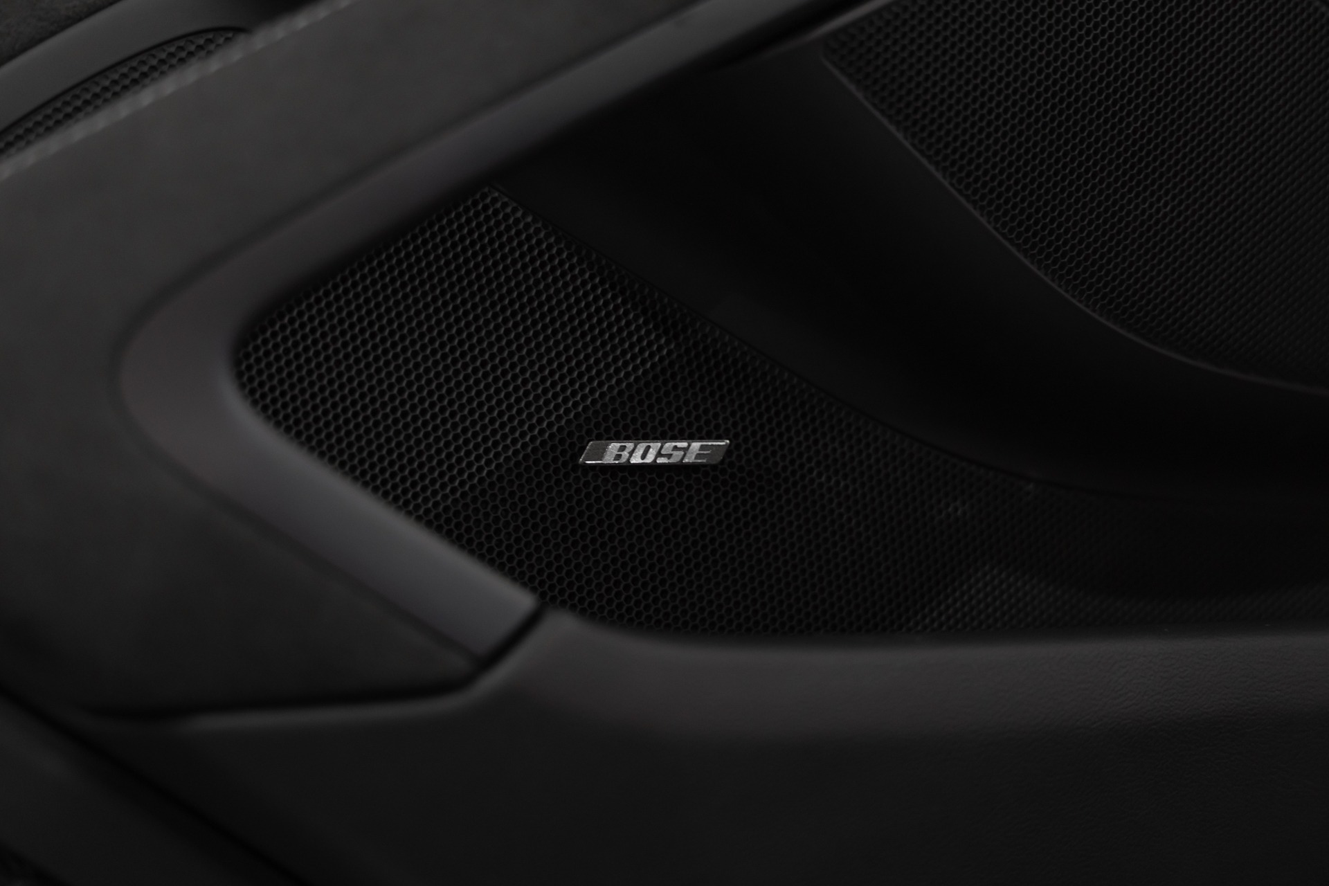 Haut-parleur intégré avec logo – PORSCHE – 718 Spyder RS – 2025 – Gris Arctique – 4 500 km – 500 ch – Flat 6 Atmo – Transmission : Sequentielle – Origine France – Privaty Cars – Spécialiste des voitures de sport d’occasion en Nouvelle-Aquitaine