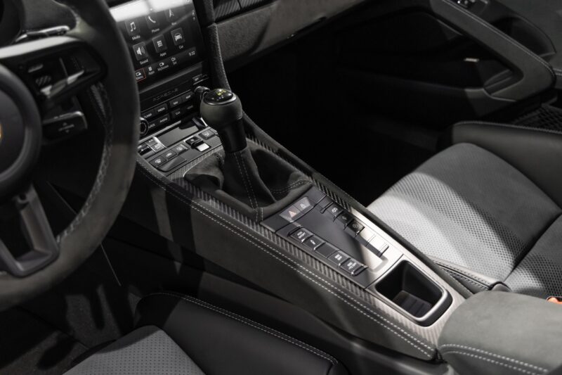 Tableau de bord – PORSCHE – 718 Spyder RS – 2025 – Gris Arctique – 4 500 km – 500 ch – Flat 6 Atmo – Transmission : Sequentielle – Origine France – Privaty Cars – Achat et vente de supercars d’occasion entre Bordeaux et Nantes
