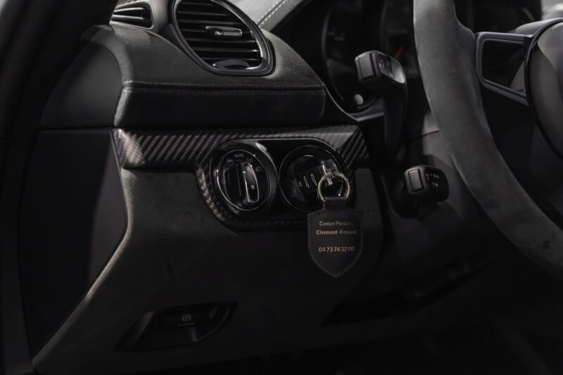 Commandes de ventilation et clé de contact – PORSCHE – 718 Spyder RS – 2025 – Gris Arctique – 4 500 km – 500 ch – Flat 6 Atmo – Transmission : Sequentielle – Origine France – Privaty Cars – Expert des modèles PORSCHE proche de Bordeaux