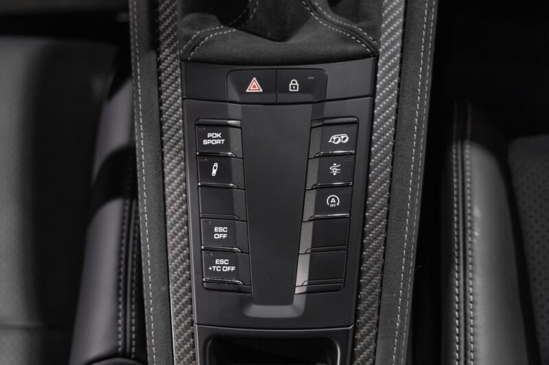 Console centrale avec commandes de conduite – PORSCHE – 718 Spyder RS – 2025 – Gris Arctique – 4 500 km – 500 ch – Flat 6 Atmo – Transmission : Sequentielle – Origine France – Privaty Cars – Courtage automobile pour véhicules exclusifs proche de Nantes