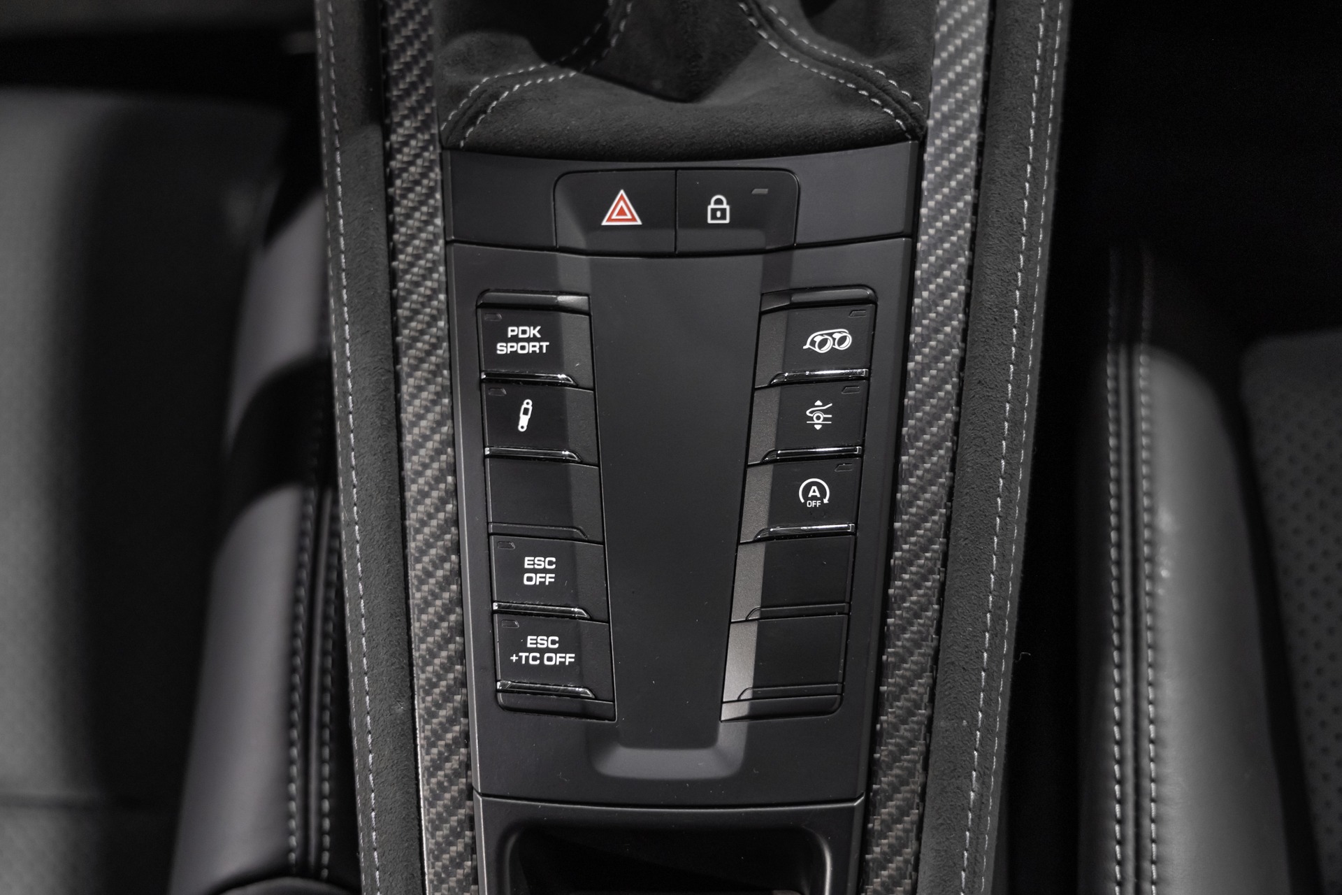 Console centrale avec commandes de conduite – PORSCHE – 718 Spyder RS – 2025 – Gris Arctique – 4 500 km – 500 ch – Flat 6 Atmo – Transmission : Sequentielle – Origine France – Privaty Cars – Courtage automobile pour véhicules exclusifs proche de Nantes