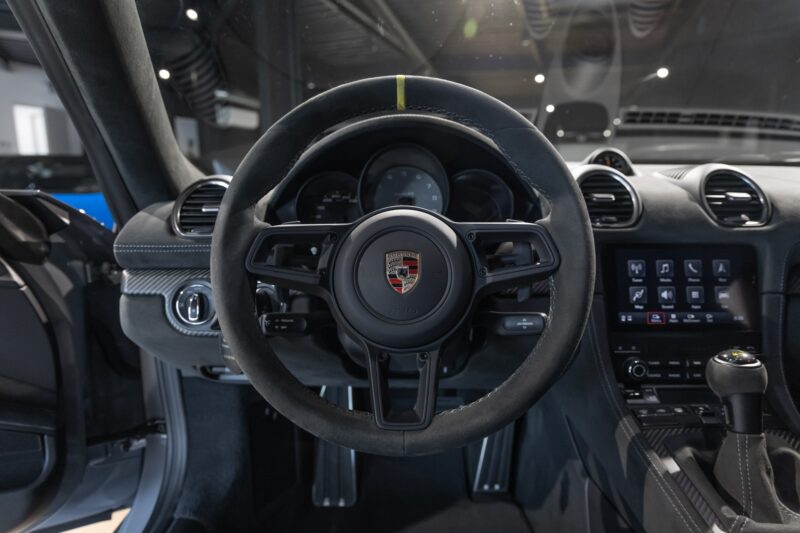 Volant – PORSCHE – 718 Spyder RS – 2025 – Gris Arctique – 4 500 km – 500 ch – Flat 6 Atmo – Transmission : Sequentielle – Origine France – Privaty Cars – Service de courtage et recherche automobile premium en Nouvelle-Aquitaine