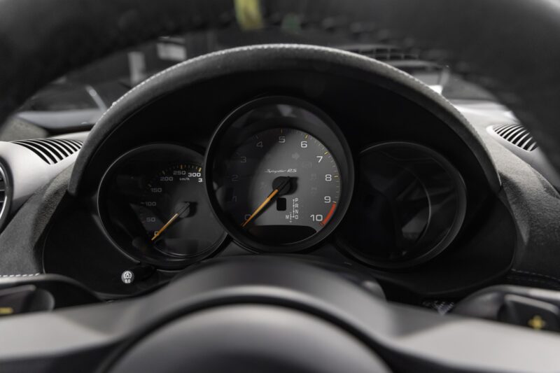 Volant – PORSCHE – 718 Spyder RS – 2025 – Gris Arctique – 4 500 km – 500 ch – Flat 6 Atmo – Transmission : Sequentielle – Origine France – Privaty Cars – Recherche de supercars hors marché proche de Nantes
