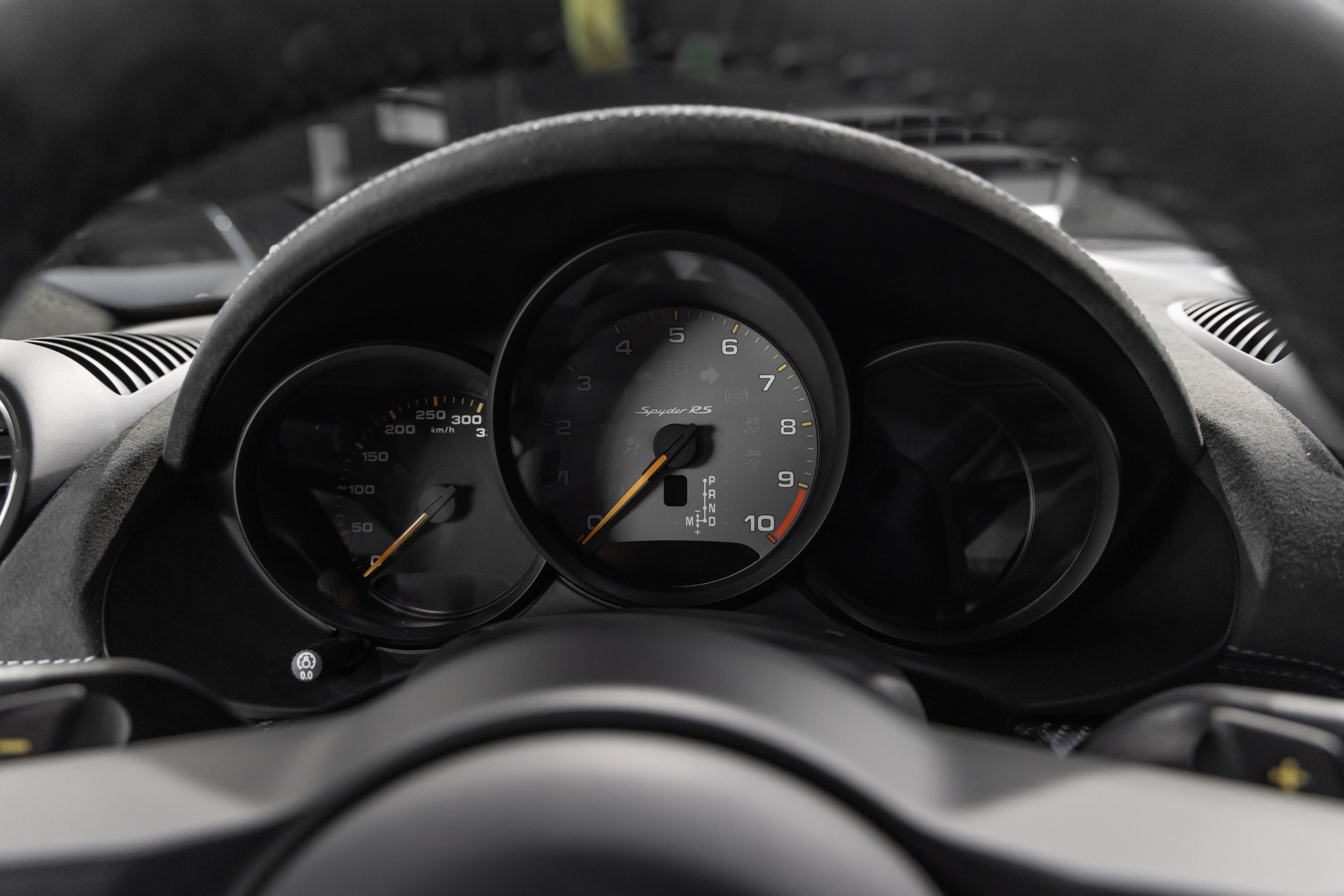 Volant – PORSCHE – 718 Spyder RS – 2025 – Gris Arctique – 4 500 km – 500 ch – Flat 6 Atmo – Transmission : Sequentielle – Origine France – Privaty Cars – Recherche de supercars hors marché proche de Nantes