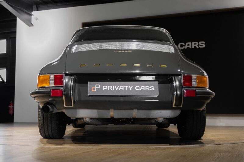 Vue arrière avec feux ronds – PORSCHE – 911 912 Targa – 1973 – Slate Grey – 73 900 km – 165 ch – flat-6 2.4 litres Atmo – Transmission : Manuelle – Origine État-unis – Privaty Cars – Spécialiste des supercars d’occasion proche de Bordeaux