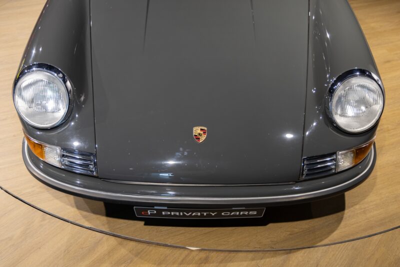 Phares ronds avec chrome brillant – PORSCHE – 911 912 Targa – 1973 – Slate Grey – 73 900 km – 165 ch – flat-6 2.4 litres Atmo – Transmission : Manuelle – Origine État-unis – Privaty Cars – Rachat express de supercars et hypercars entre Bordeaux et Nantes