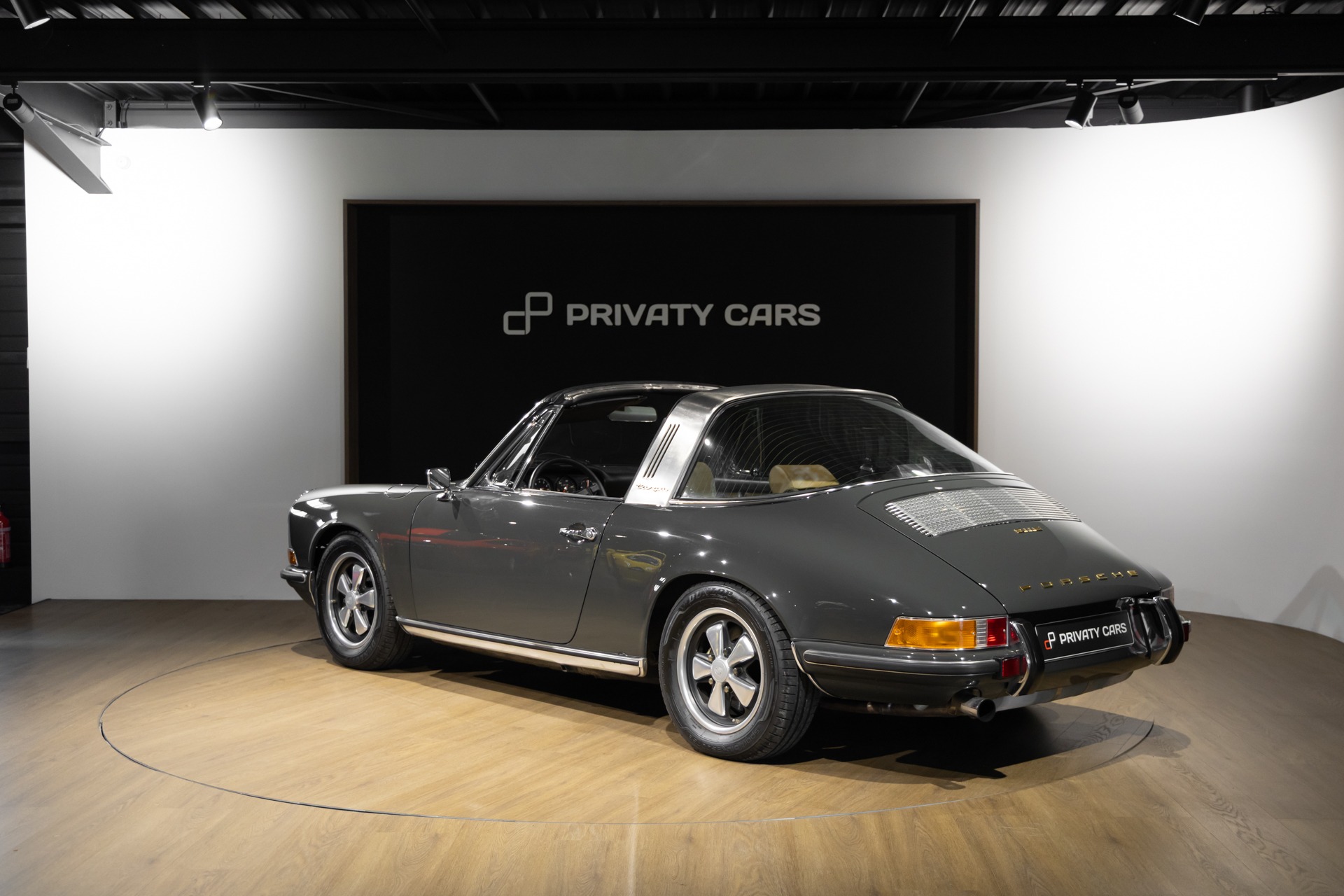 Vue arrière avec toit décapotable – PORSCHE – 911 912 Targa – 1973 – Slate Grey – 73 900 km – 165 ch – flat-6 2.4 litres Atmo – Transmission : Manuelle – Origine État-unis – Privaty Cars – Vente de voitures de prestige d’occasion en Nouvelle-Aquitaine