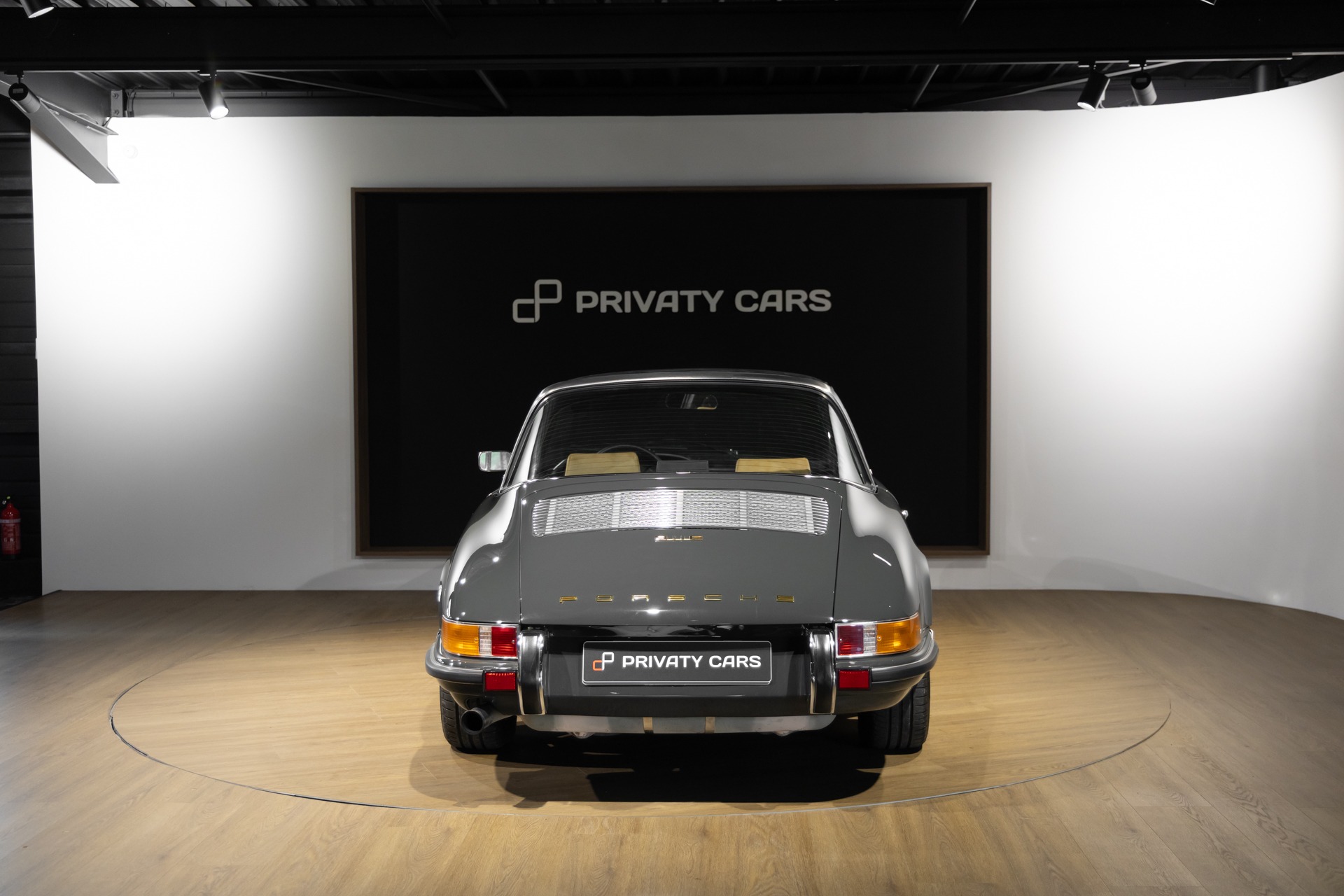 Vue arrière avec capot en grillage – PORSCHE – 911 912 Targa – 1973 – Slate Grey – 73 900 km – 165 ch – flat-6 2.4 litres Atmo – Transmission : Manuelle – Origine État-unis – Privaty Cars – Expert des voitures de prestige d’occasion en Charente-Maritime