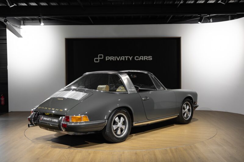 Vue arrière avec toit Targa – PORSCHE – 911 912 Targa – 1973 – Slate Grey – 73 900 km – 165 ch – flat-6 2.4 litres Atmo – Transmission : Manuelle – Origine État-unis – Privaty Cars – Recherche de supercars hors marché proche de Bordeaux