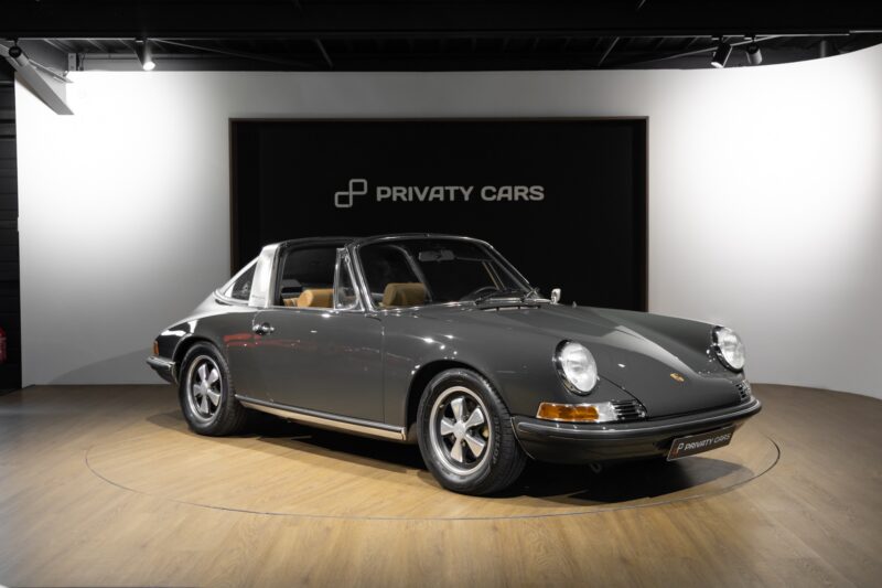 Vue latérale avec toit décapotable – PORSCHE – 911 912 Targa – 1973 – Slate Grey – 73 900 km – 165 ch – flat-6 2.4 litres Atmo – Transmission : Manuelle – Origine État-unis – Privaty Cars – Vente de supercars d’occasion en Nouvelle-Aquitaine