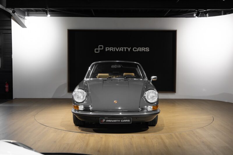 Vue avant avec phares ronds – PORSCHE – 911 912 Targa – 1973 – Slate Grey – 73 900 km – 165 ch – flat-6 2.4 litres Atmo – Transmission : Manuelle – Origine État-unis – Privaty Cars – Dépôt-vente de véhicules PORSCHE en Charente-Maritime