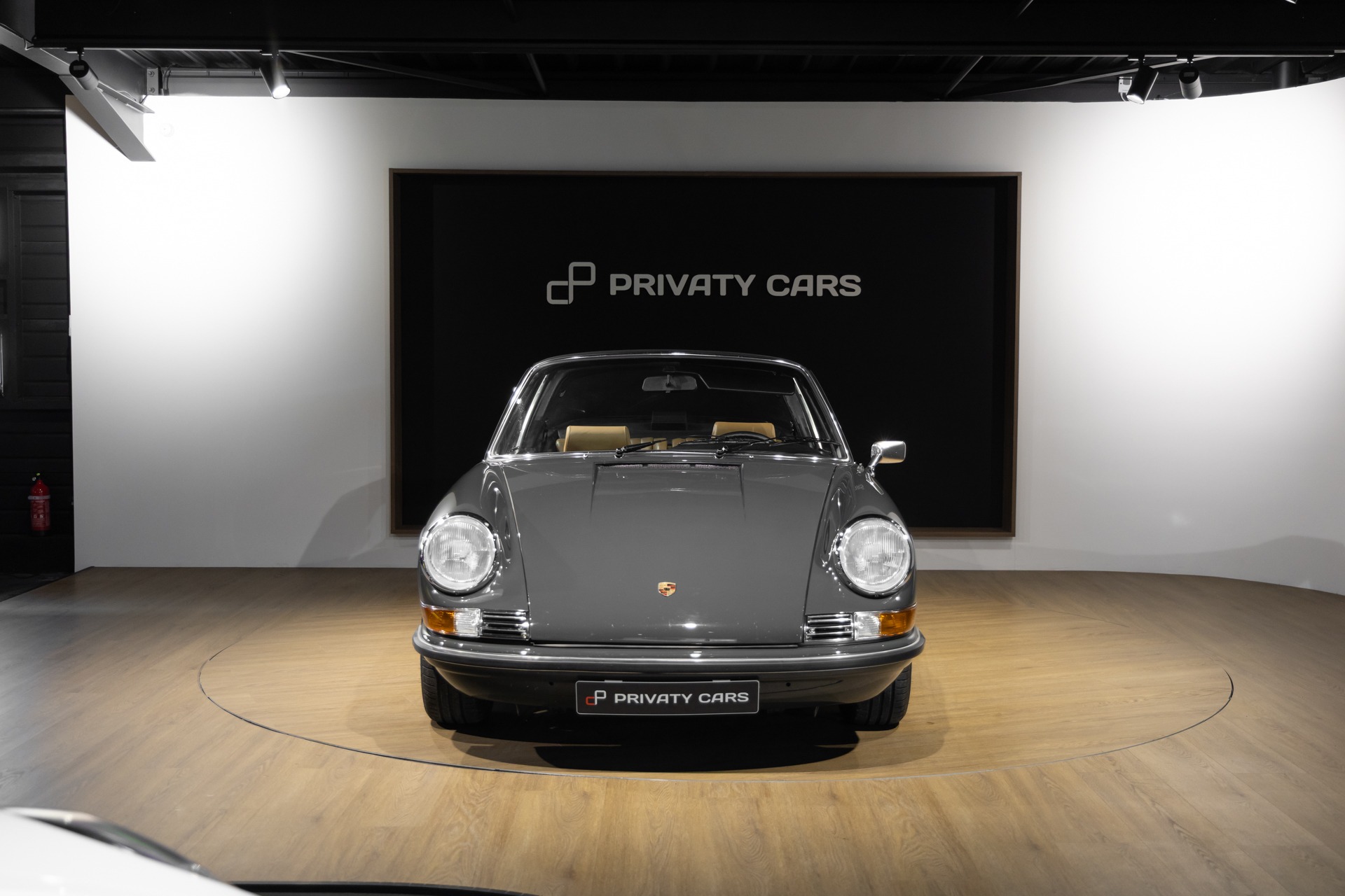 Vue avant avec phares ronds – PORSCHE – 911 912 Targa – 1973 – Slate Grey – 73 900 km – 165 ch – flat-6 2.4 litres Atmo – Transmission : Manuelle – Origine État-unis – Privaty Cars – Dépôt-vente de véhicules PORSCHE en Charente-Maritime