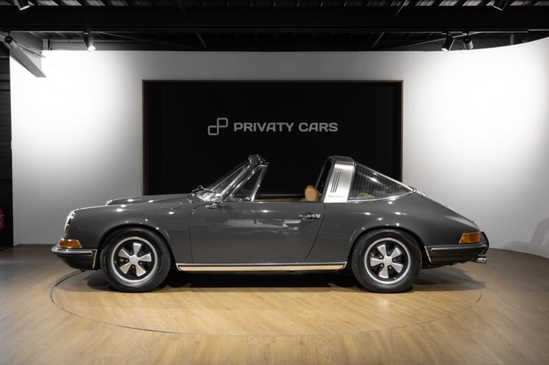 Vue latérale avec toit décapotable – PORSCHE – 911 912 Targa – 1973 – Slate Grey – 73 900 km – 165 ch – flat-6 2.4 litres Atmo – Transmission : Manuelle – Origine État-unis – Privaty Cars – Négoce de véhicules GT et sportives d’exception dans l’Ouest de la France