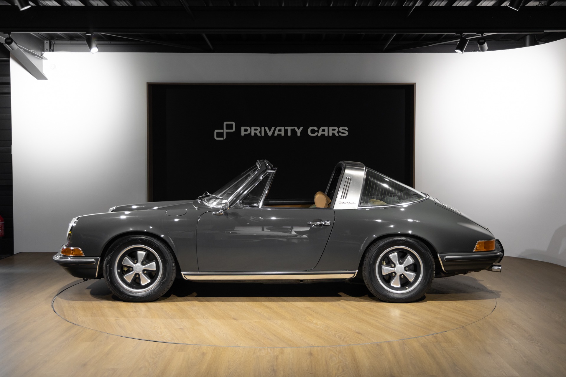 Vue latérale avec toit décapotable – PORSCHE – 911 912 Targa – 1973 – Slate Grey – 73 900 km – 165 ch – flat-6 2.4 litres Atmo – Transmission : Manuelle – Origine État-unis – Privaty Cars – Négoce de véhicules GT et sportives d’exception dans l’Ouest de la France
