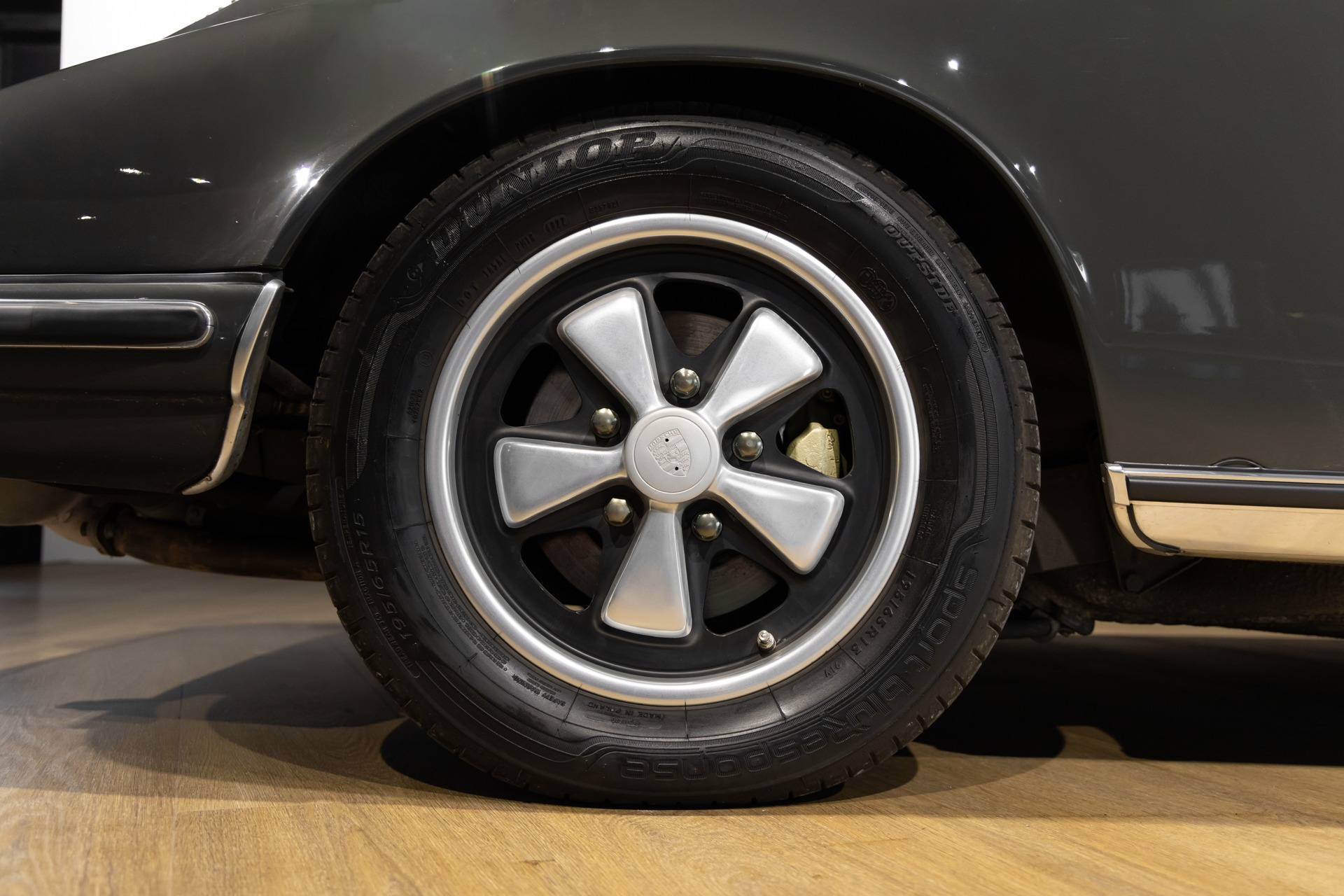 Jantes – PORSCHE – 911 912 Targa – 1973 – Slate Grey – 73 900 km – 165 ch – flat-6 2.4 litres Atmo – Transmission : Manuelle – Origine État-unis – Privaty Cars – Vente de supercars d’occasion près de Niort