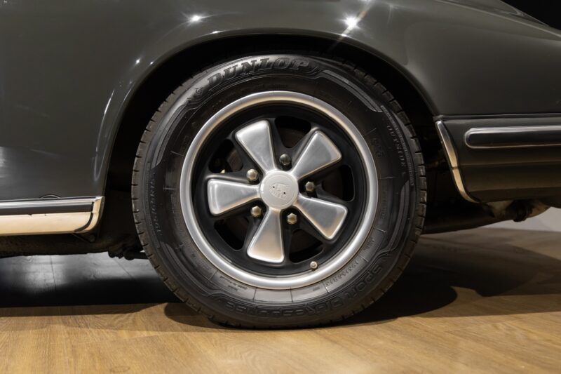 Jantes – PORSCHE – 911 912 Targa – 1973 – Slate Grey – 73 900 km – 165 ch – flat-6 2.4 litres Atmo – Transmission : Manuelle – Origine État-unis – Privaty Cars – Rachat express de supercars et hypercars à La Rochelle