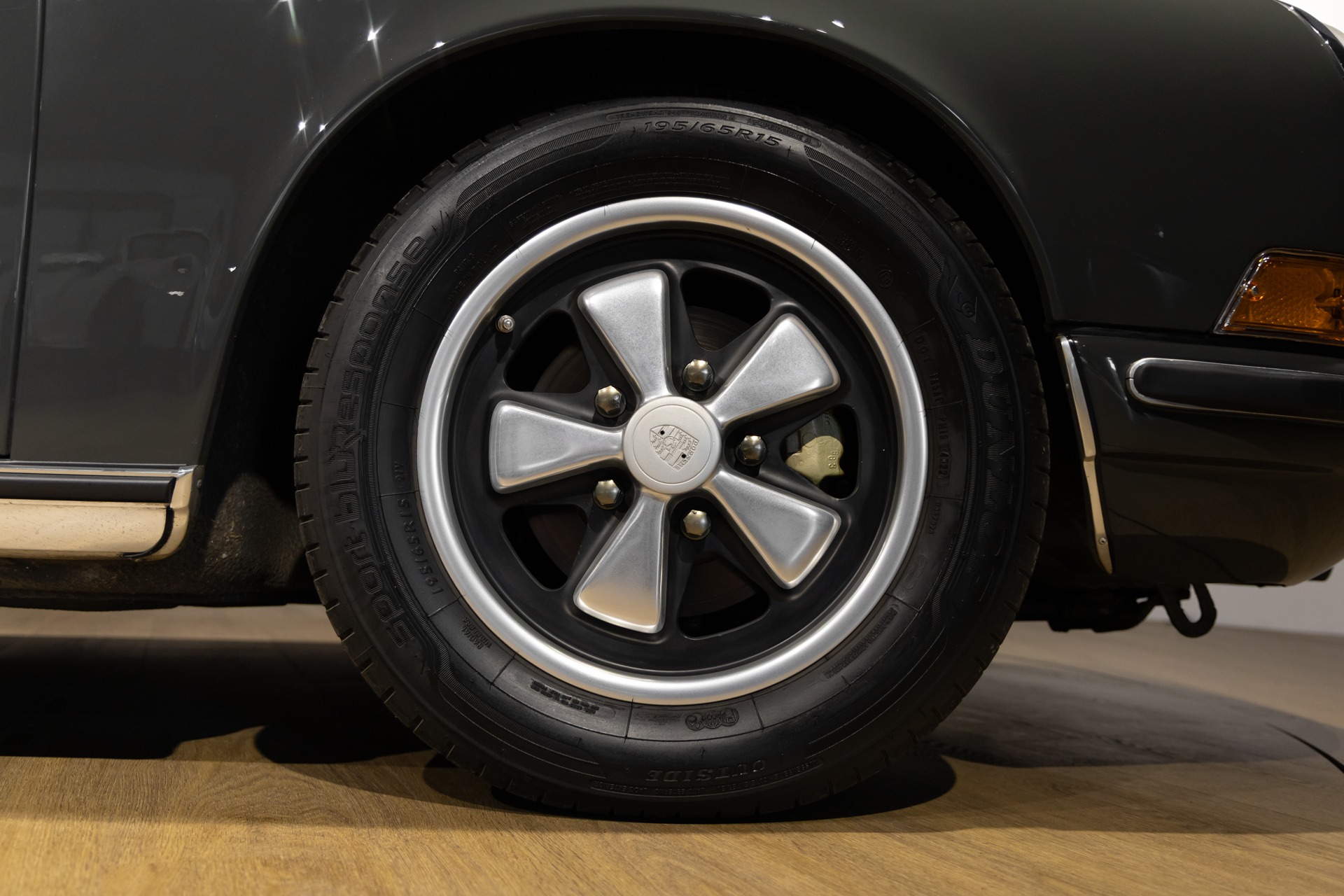 Jantes – PORSCHE – 911 912 Targa – 1973 – Slate Grey – 73 900 km – 165 ch – flat-6 2.4 litres Atmo – Transmission : Manuelle – Origine État-unis – Privaty Cars – Rachat de Porsche et Ferrari d’occasion entre Bordeaux et Nantes